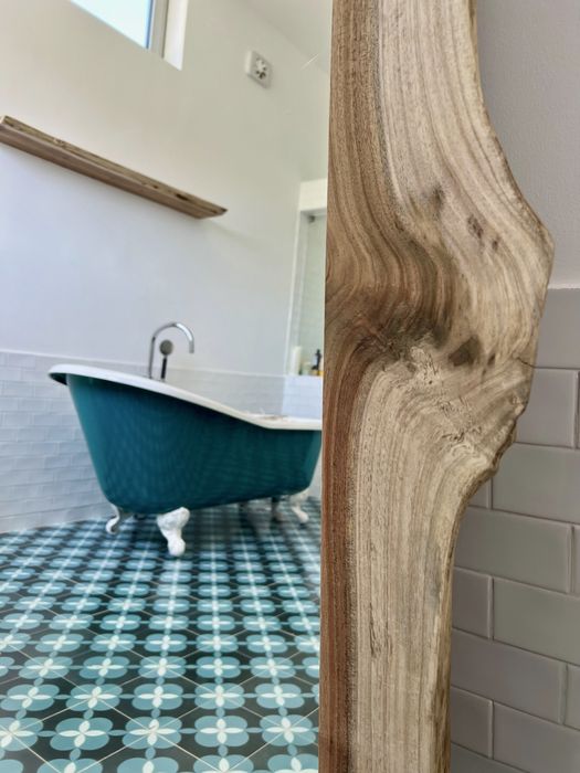 Espelho com maldura de madeira natural