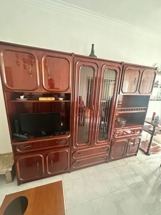 Mobilia de sala com espaço para tv e loiça
