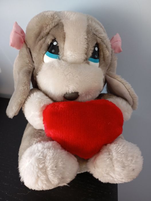 Cão de peluche com coração