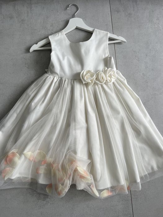 Piękna sukienka z płatkami róż