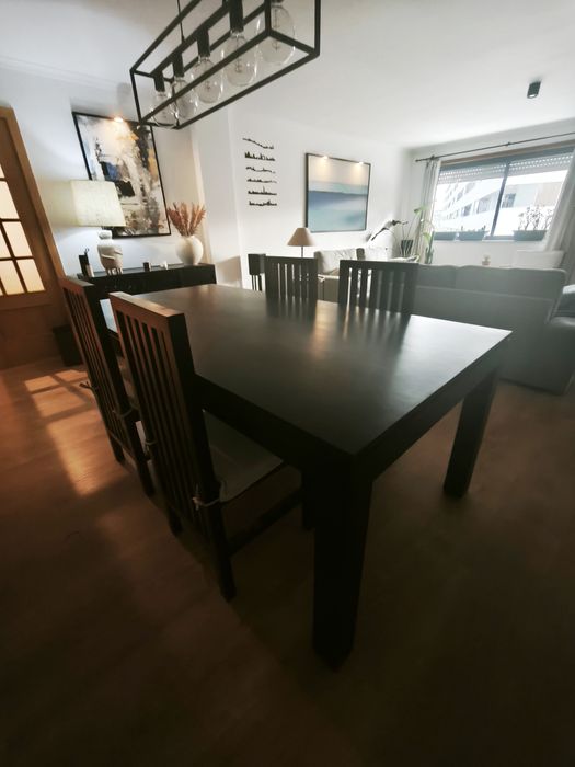 Vendo mesa de sala de jantar e 4 cadeiras em madeira (preço á parte))