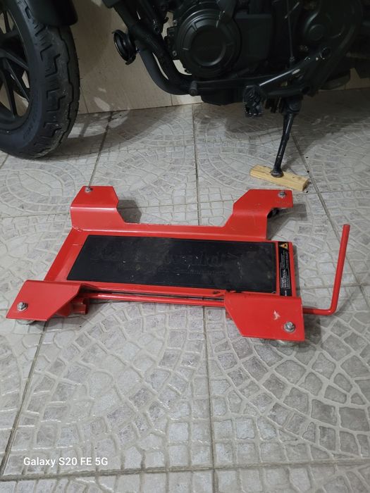 2 patins para transporte de moto na garagem.