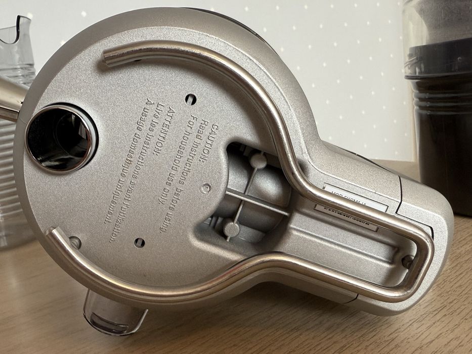 Wolnoobrotowa wyciskarka KitchenAid 5KSM1JA plus akcesoria