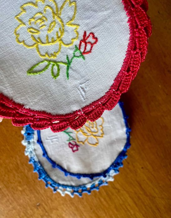 5 Tapa-jarros em linho bordados à mão com bainha em crochet