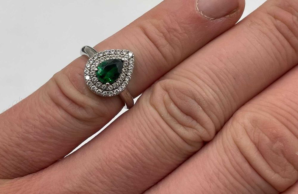 Srebrny pierścionek 925, 2,57 gram w stylu Halo z zielonym kamieniem w szlifie gruszki (łezki) R10