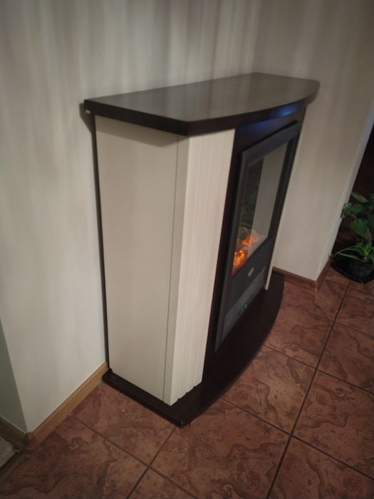 Kominek elektryczny z funkcją grzania