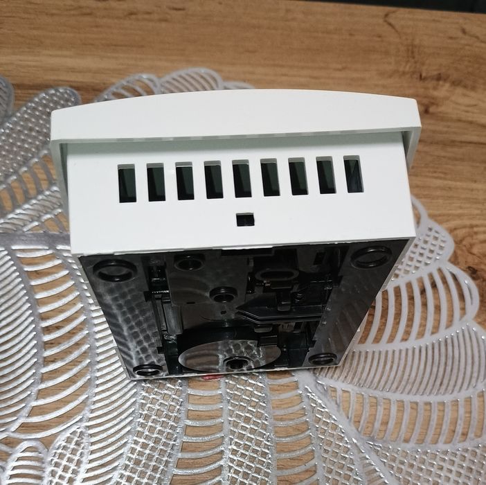 Uzywany, biały dzwonek do drzwi mieszkania. Prosty i elegancki design