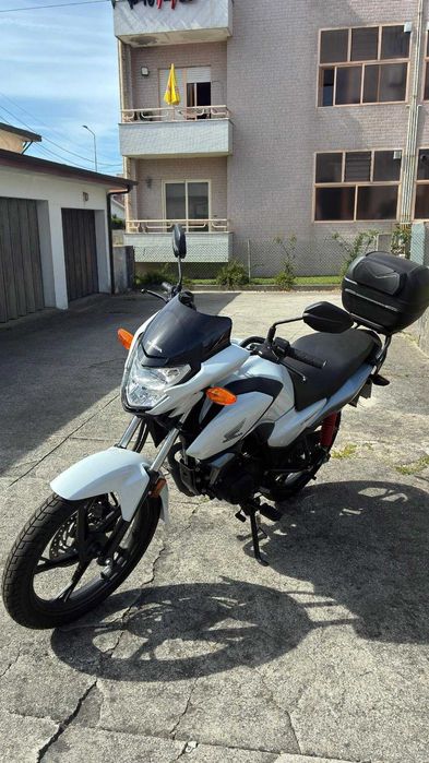 Honda CB125F - Carta de Condução A1 - Oferta de capacete