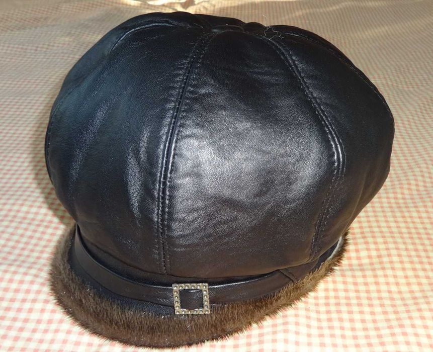 Женская кожаная шляпка с нерпой