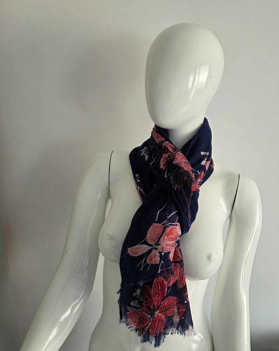 Viralowy duży szal damski czarny w kwiaty złote drobinki elegancki
