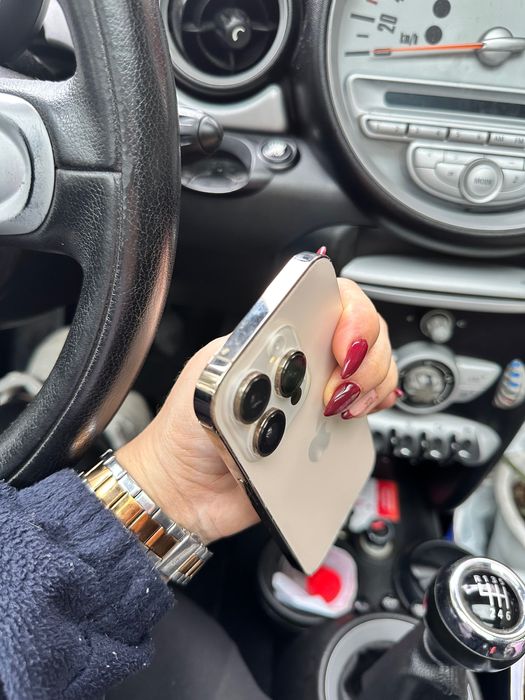 iPhone 14 Pro dourado