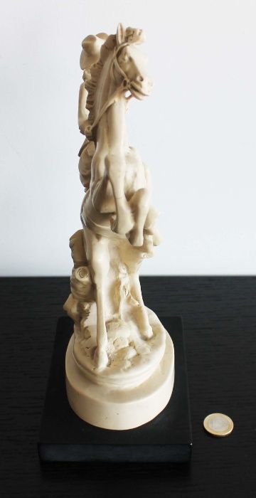 Estátua de Dama antiga a cavalo