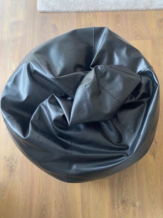 Pufe em pele preta