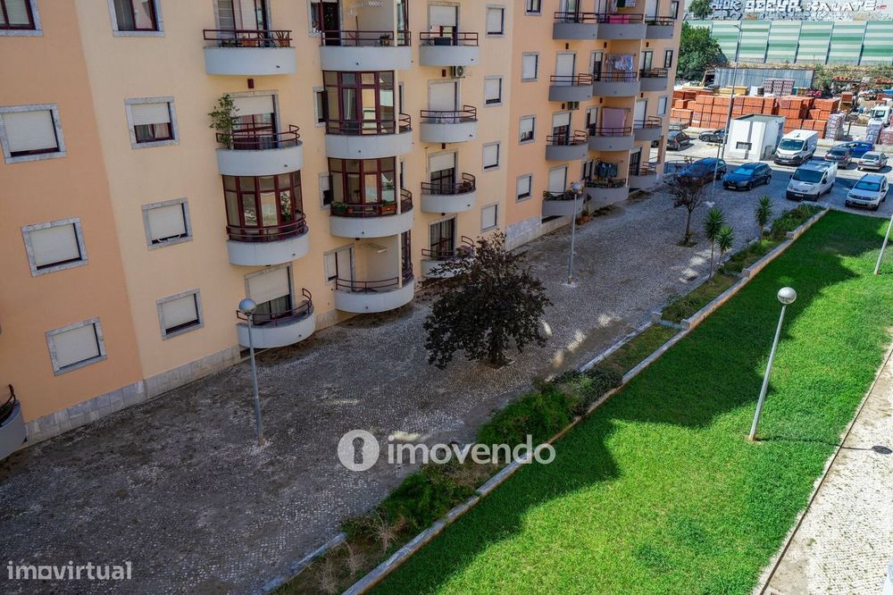 Apartamento T3 com áreas amplas, varandas e arrecadação, em Alverca