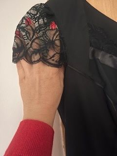 Sukienka mała czarna z koronką klasyka