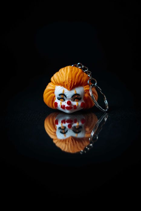Brelok Pennywise - Ożyw swoje klucze dreszczykiem grozy!