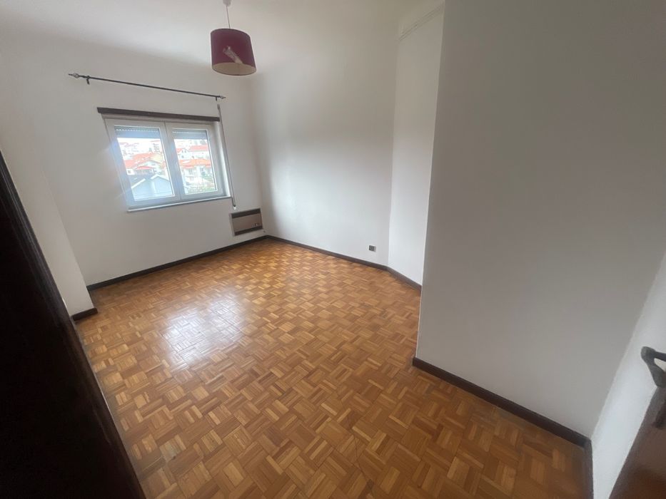Aluga-se apartamento T2 Urb. Martinhos Seia Serra da Estrela