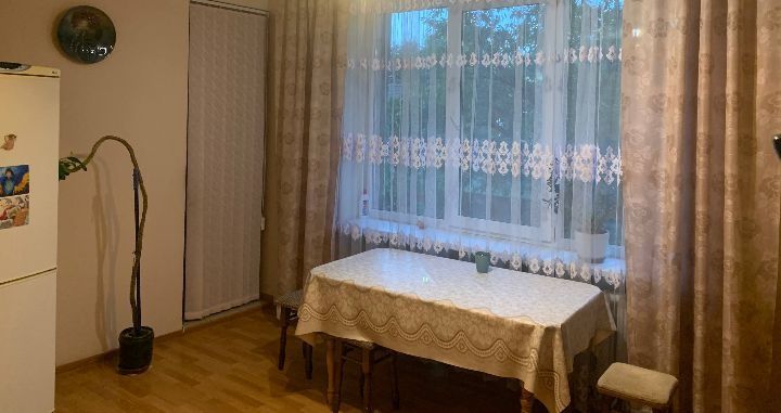 Терміново ! Здається кімната ДЛЯ 1 - 2 ДІВЧАТ СТУДЕНТОК  Р-н парку Шевченка. Всі компослуги враховано! Ремонт