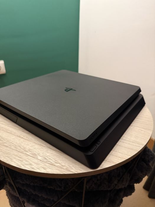 PS4 Slim com comando