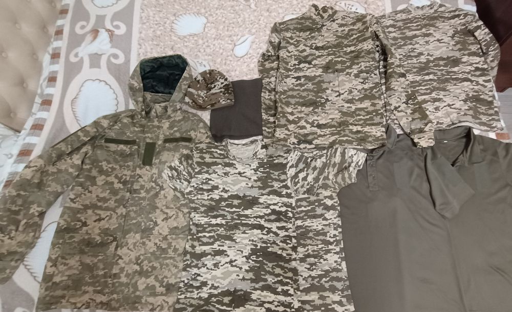 Речі для військового або курсанта 44-46 р.Бушлат, шапка,футболки.