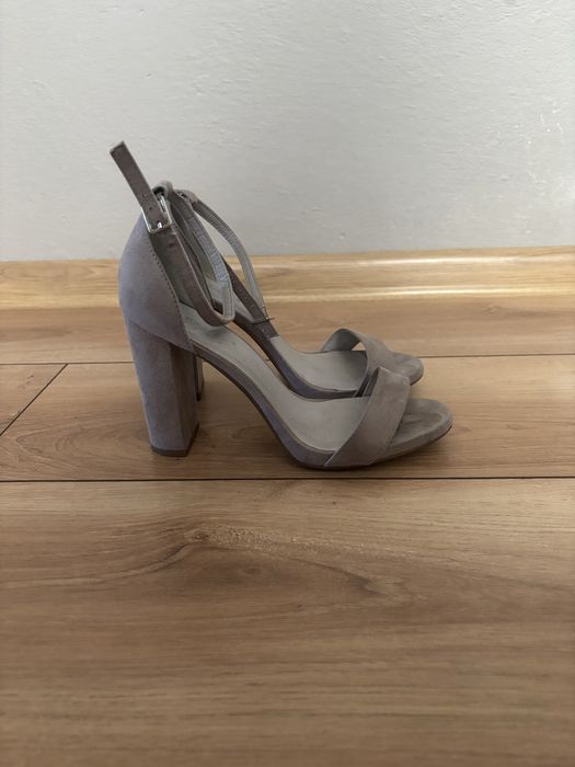 Buty damskie na obcasie 37