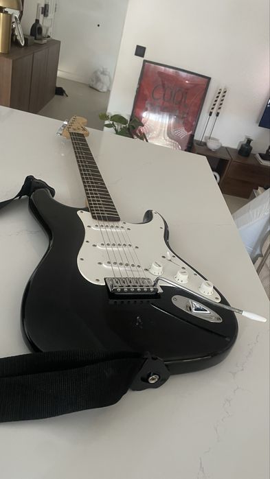 Guitarra elétrica Squier Bullet Strat by Fender + correia — 145€ negociáveis”