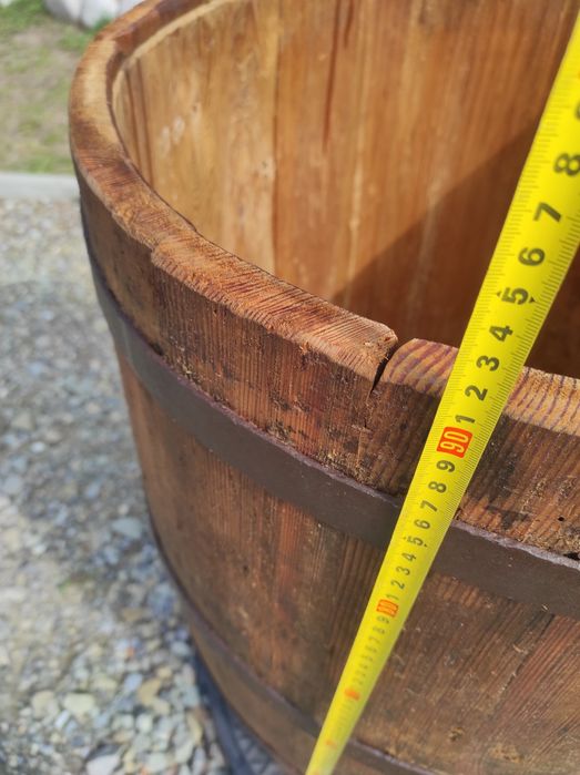 Stara beczka drewniana do ogrodu