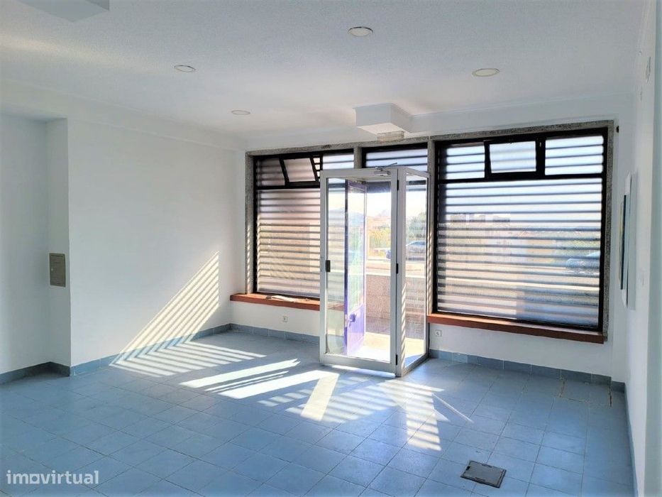 Loja de 37 m2 localizada em zona central de Algueirão - Mem Martins