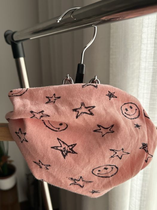 Gola menina rosa com smiles e estrelas