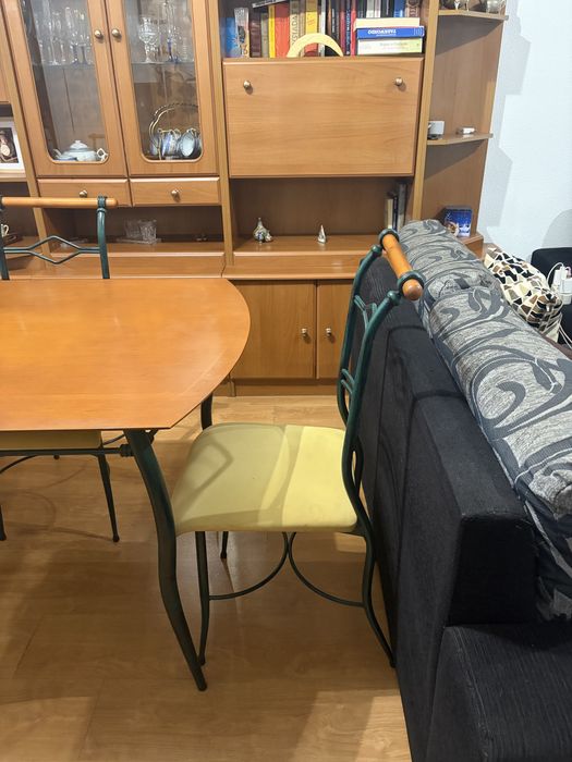 Mesa madeira com 6 cadeiras amarelas veludo