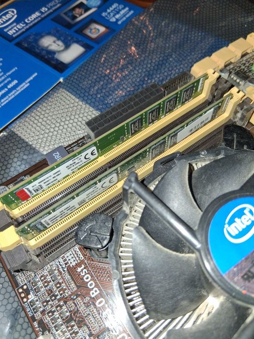 Motherboard Asus com Intel i5 e 16 GB memória