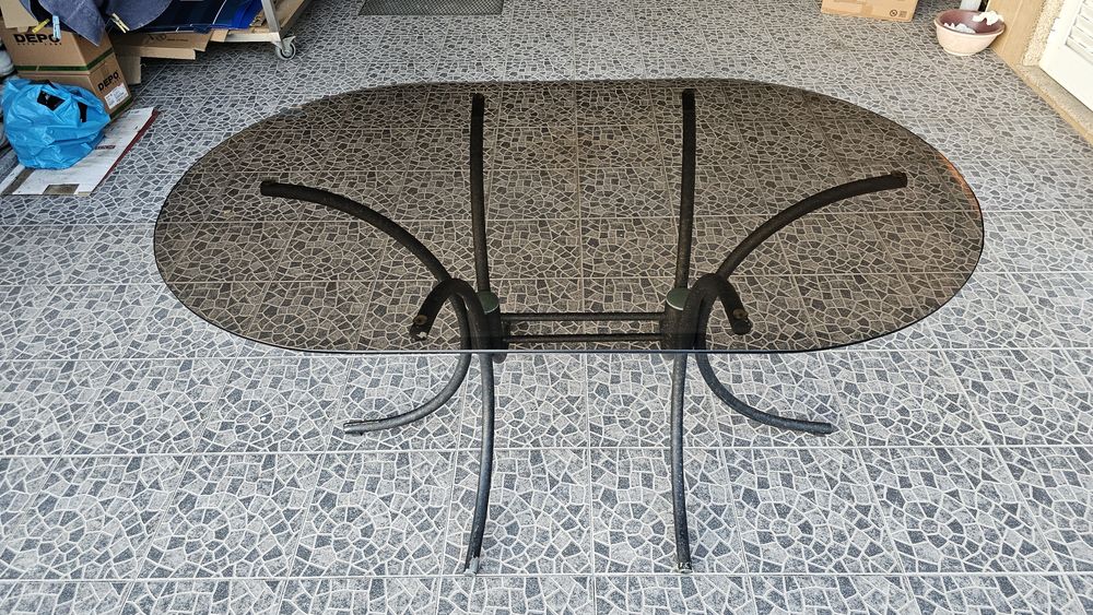 Mesa oval c/ tampo de vidro