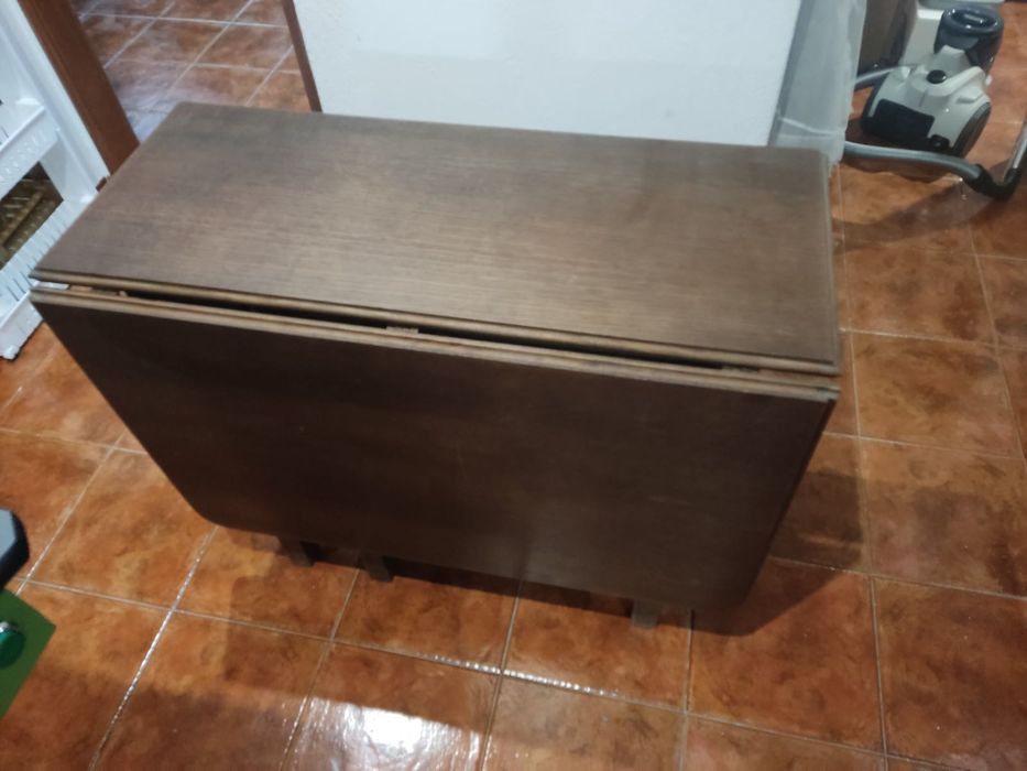 Mesa de refeição com abas