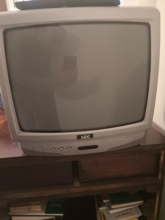 Televisão CRTda SEG , modelo S 3755TS - 14 polegadas aproximadas. A co