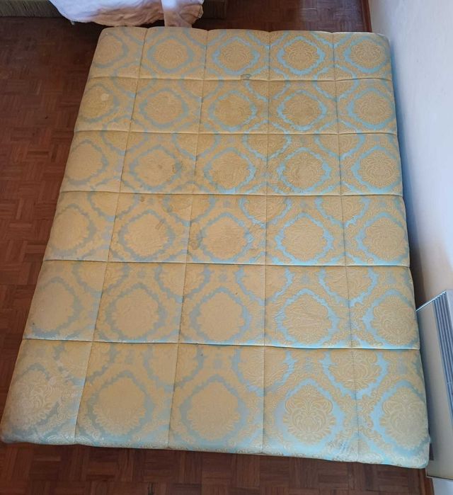 Cama de casal de colchão e estrado