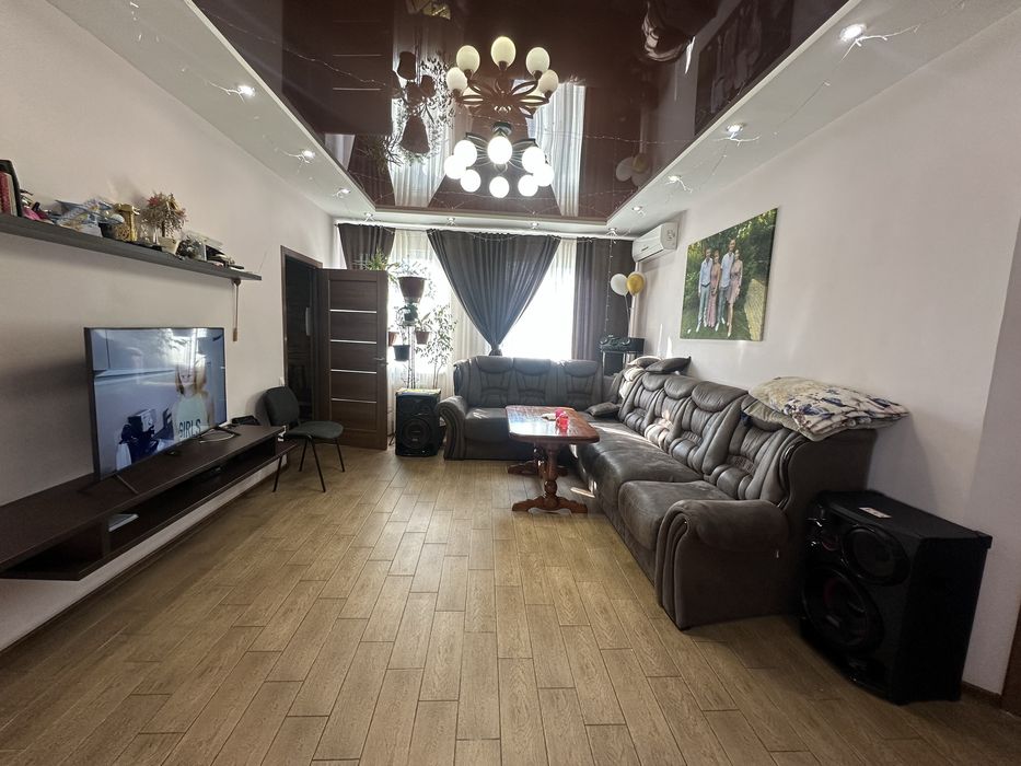 Продається чудовий будинок з басейном