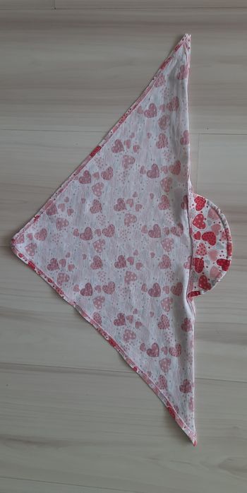 Chusta z daszkiem w Serduszka od 2 latek