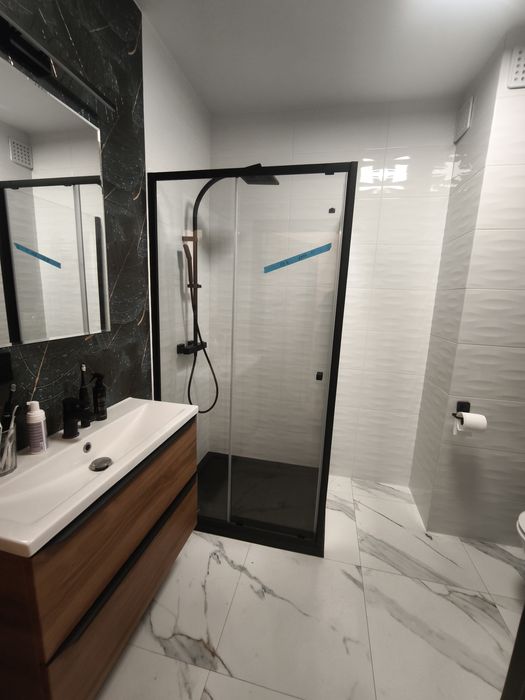 Montaż kabin prysznicowych oraz wyposażenia łazienkowego