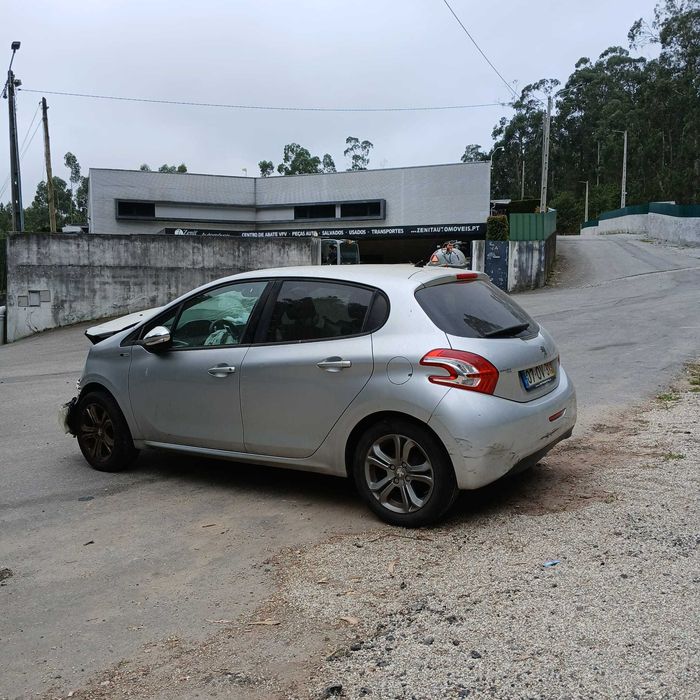 Peugeot 208 1.2 de 2014 - Peças Usadas
