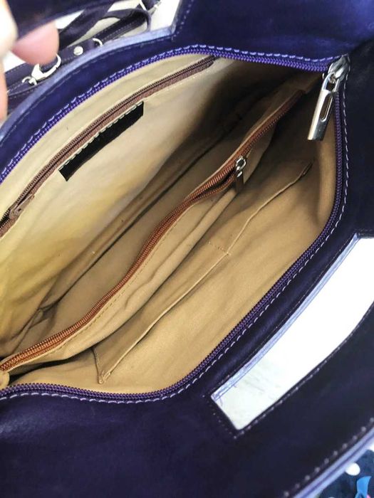 Piekna skórzana tporebka w tonacji ciemnego fioletu