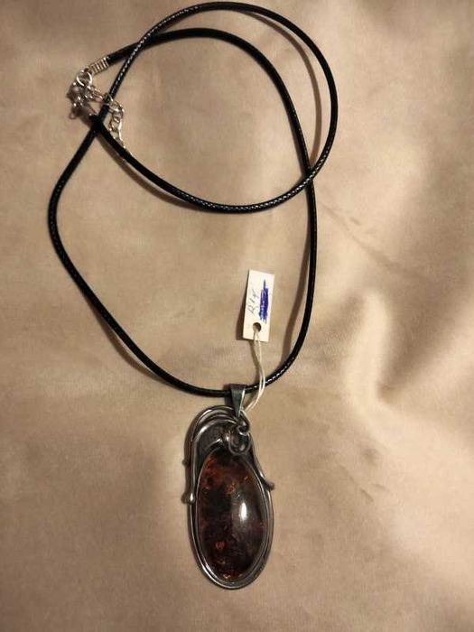 Duży wisior z bursztynem