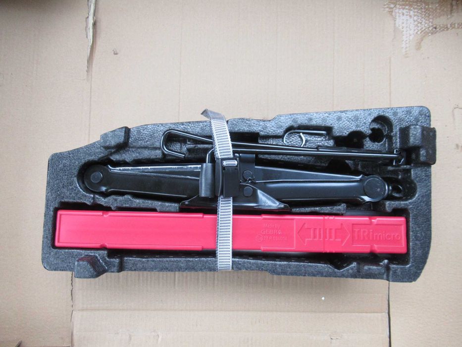 Zestaw narzędzi podnośnik trójkąt wkrętka komplet VW Caddy Skoda nowe