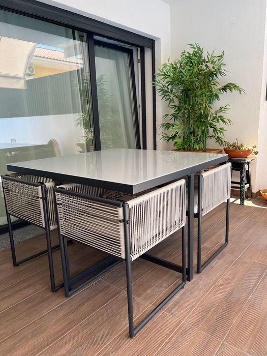 Mesa e cadeiras refeição 4 lugares super funcional para casa ou jardim