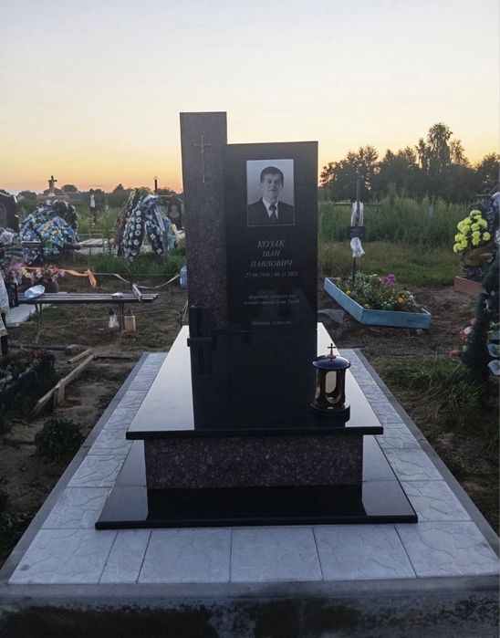 Памʼятники в наявності та під замовлення