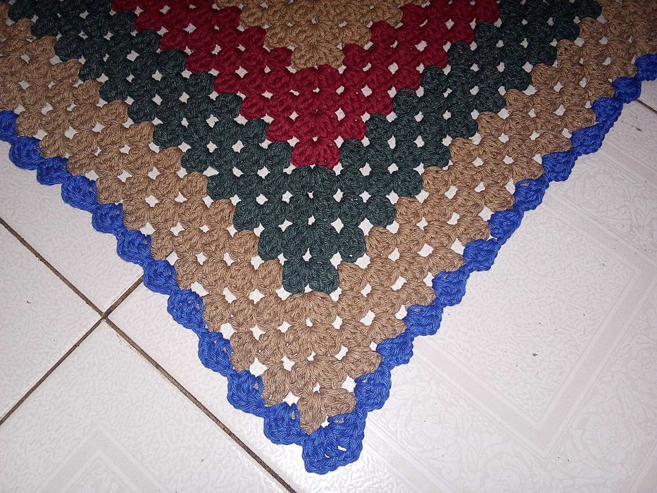 Tapete em crochê nas cores azul, verde, castanho e bordou feito à mão