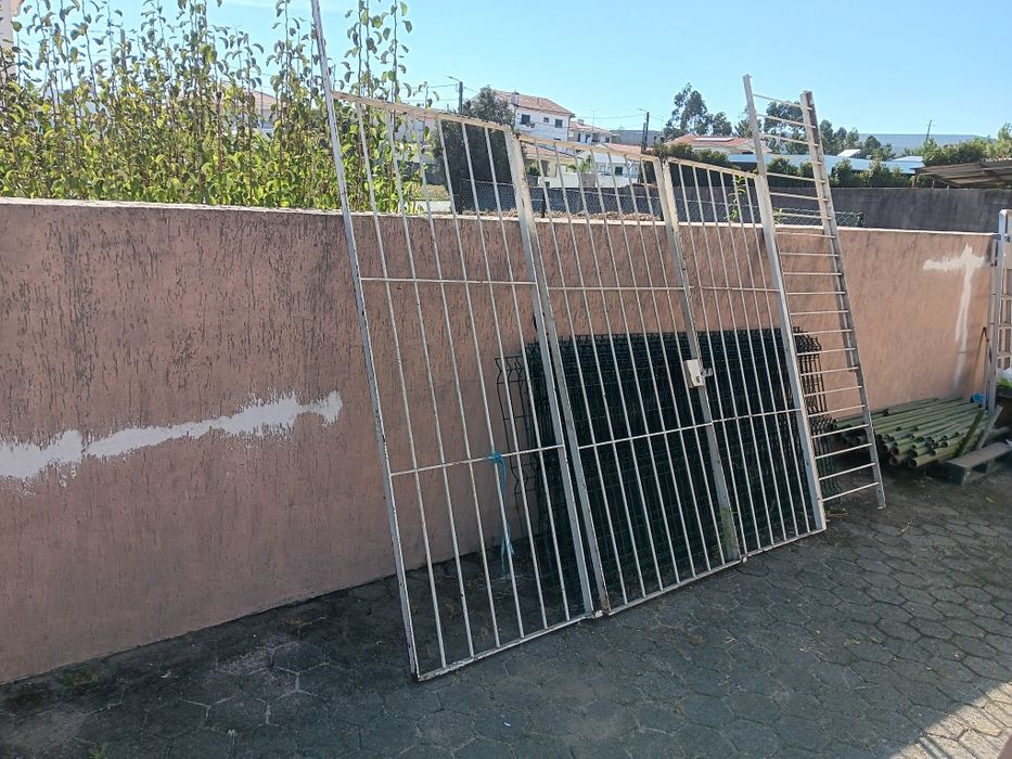 Vendo grades com porta 4,5 m largura e 2,10 m altura em muito bom estada