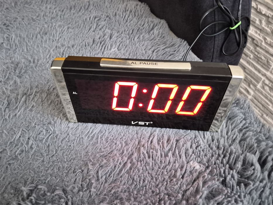 Zegarek led z budzikiem VST