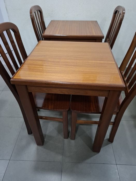 Conjunto de mesas e cadeiras