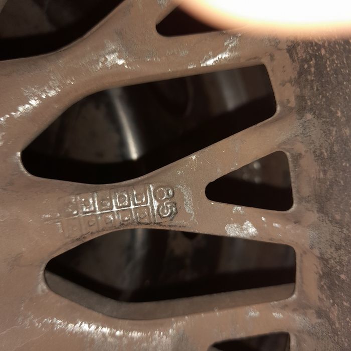 Opona plus felga aluminiowa.