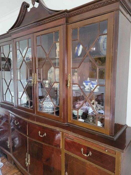 Louceiro madeira africana de grande dimensão. Único. Vitrais originais